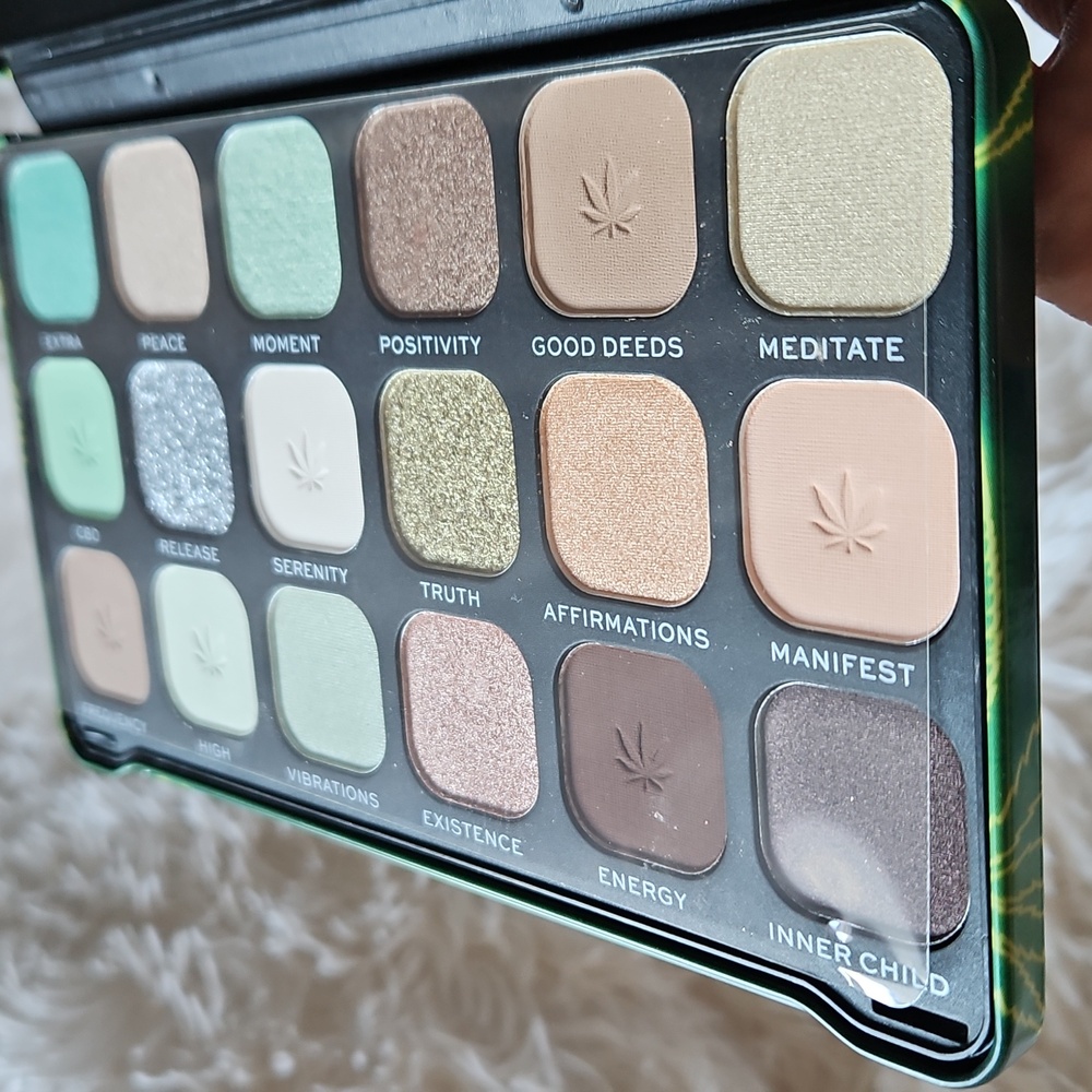 🍃💨NEW MAKEUP REVOLUTION FOREVER FLAWLESS CHILLED VIBES EYESHADOW PALETTE🍃💨 - Picture 5 of 5